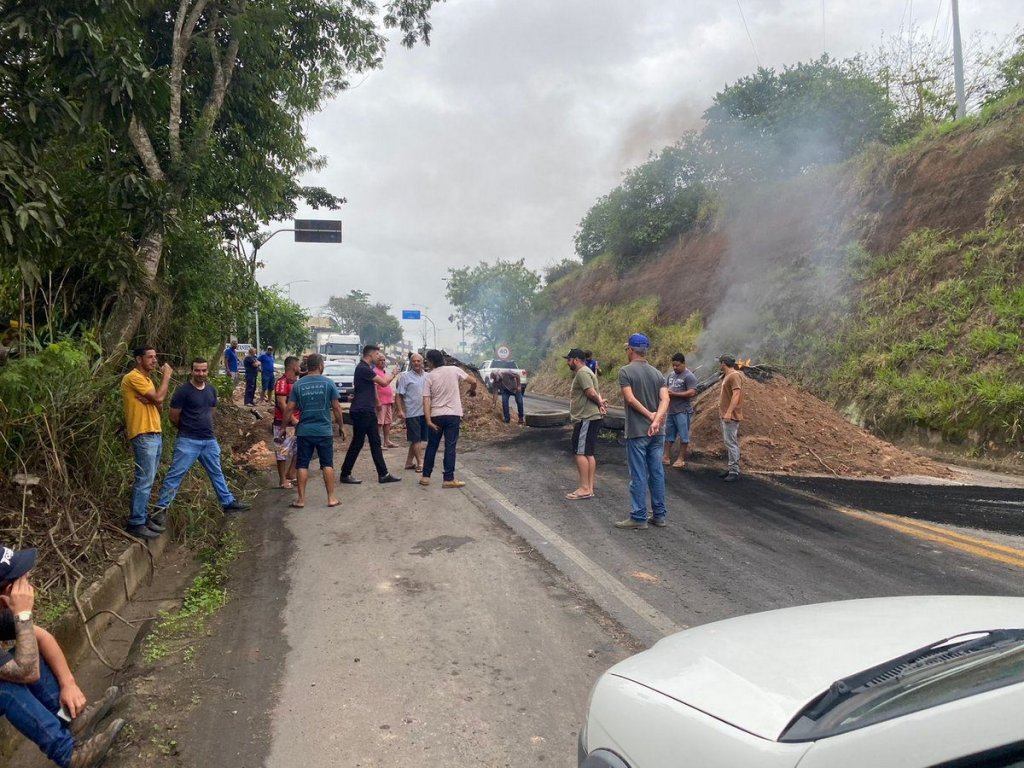 BRs em Teixeira de Freitas, Itabela e Eunápolis são bloqueadas por bolsonaristas que não aceitam BRs em Teixeira de Freitas, Itabela e Eunápolis são bloqueadas por bolsonaristas que não aceitam